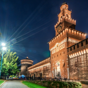 Facciata del Castello Sforzesco di Milano di notte