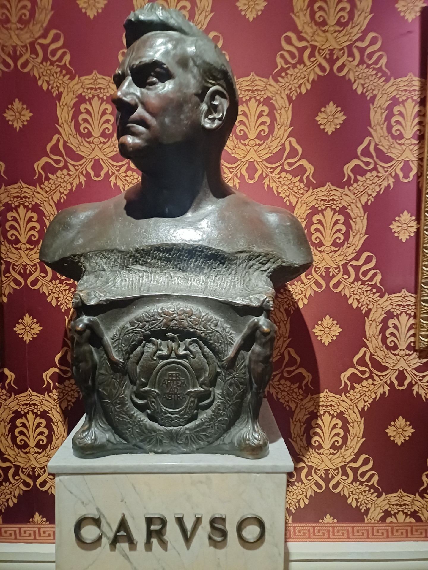 Busto in bronzo di Enrico Caruso al teatro La Scala di Milano